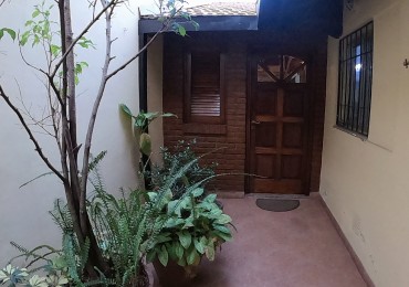 HERMOSA CASA P. BAJA DE 3 DORMITORIOS CON PATIO JARDIN, QUINCHO Y COCHERA .               