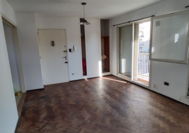 MORENO 300. AMPLIO MONOAMBIENTE A LA CALLE CON BALCON